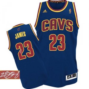 Jersey bleu marine de NBA LeBron James authentiques hommes - Adidas Cleveland Cavaliers 23 CavFanatic autographié